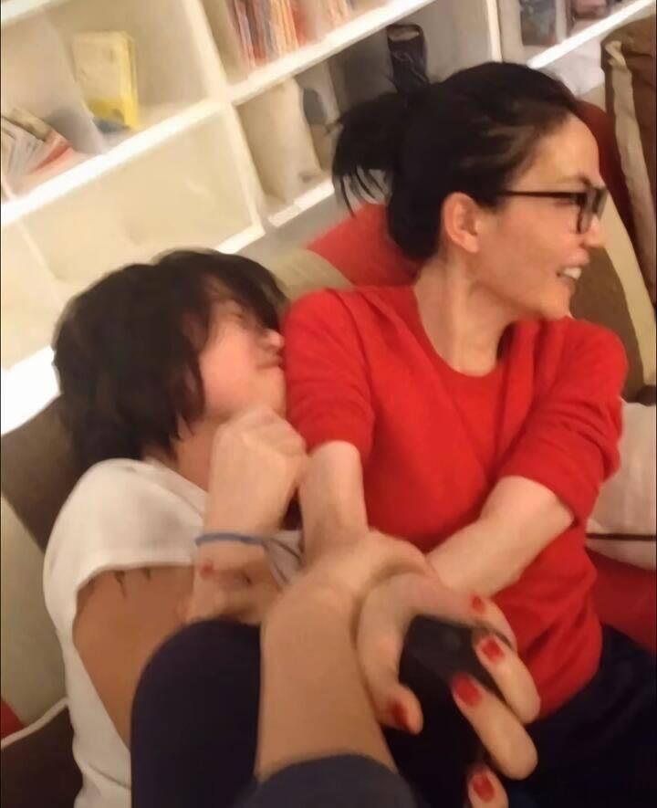 看到网友评：我严重怀疑窦靖童喜欢女的原因之一就是她妈 我妈要是王菲 我这辈子没有