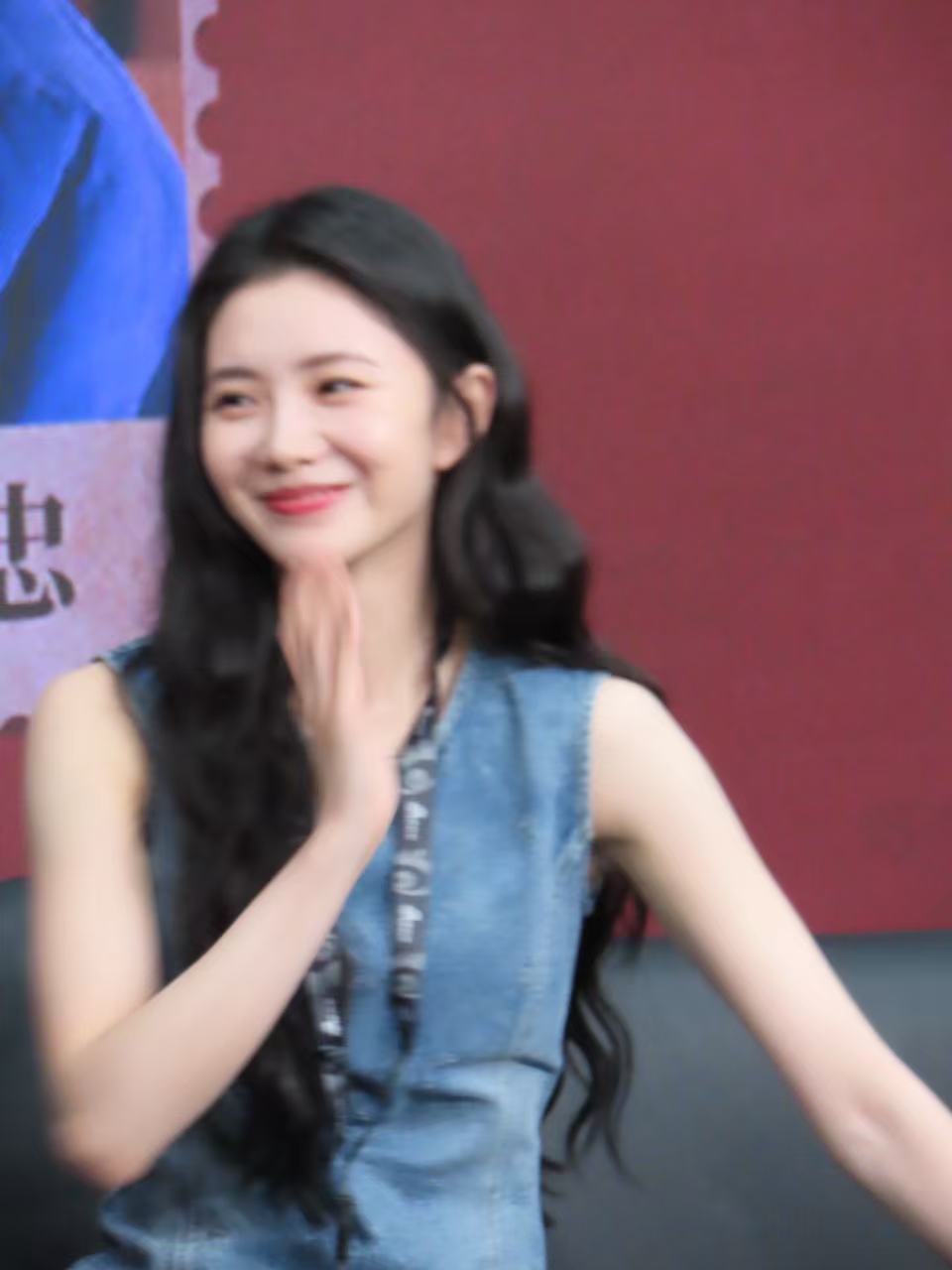 刘浩存扫楼自带老干部保温杯女明星养生图鉴更新啦，出行自带保温杯调养身体，稳重气质