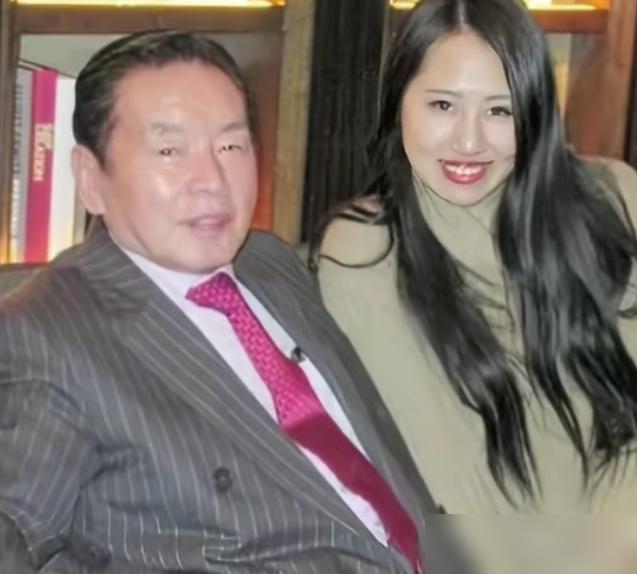 77岁富豪娶22岁嫩模，婚后3月暴毙，体内全是冰毒。他老婆却被判无罪，还要拿走6