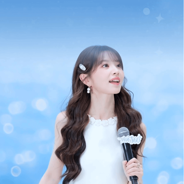 田曦薇4K高清生图好权威 星光造型近距离怼脸4K生图，细碎闪片在镜头下清晰分明，