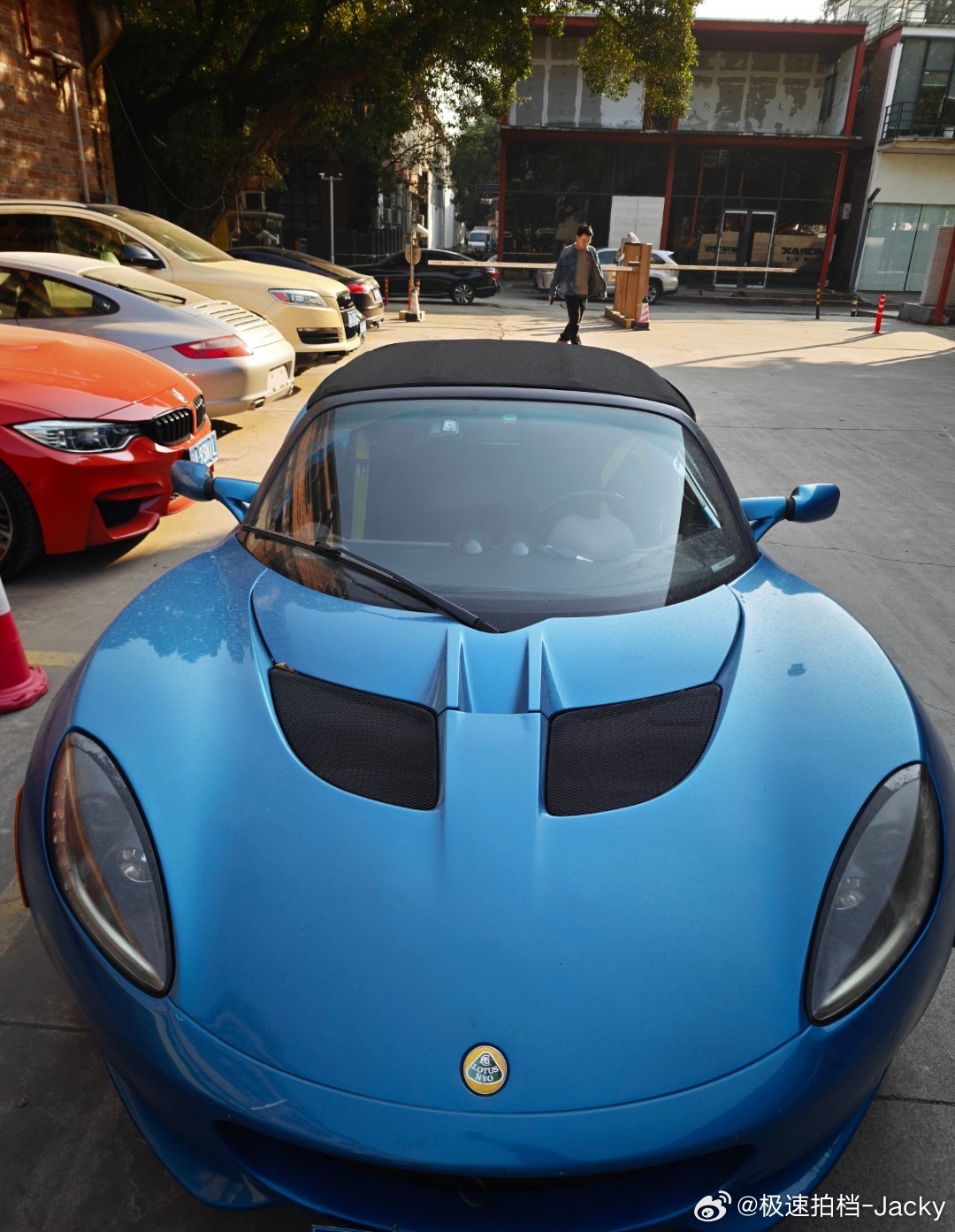 从纯理性角度来说，其实一台莲花玩，一台小米代步，这个组合在性能车上可以算毕业了。