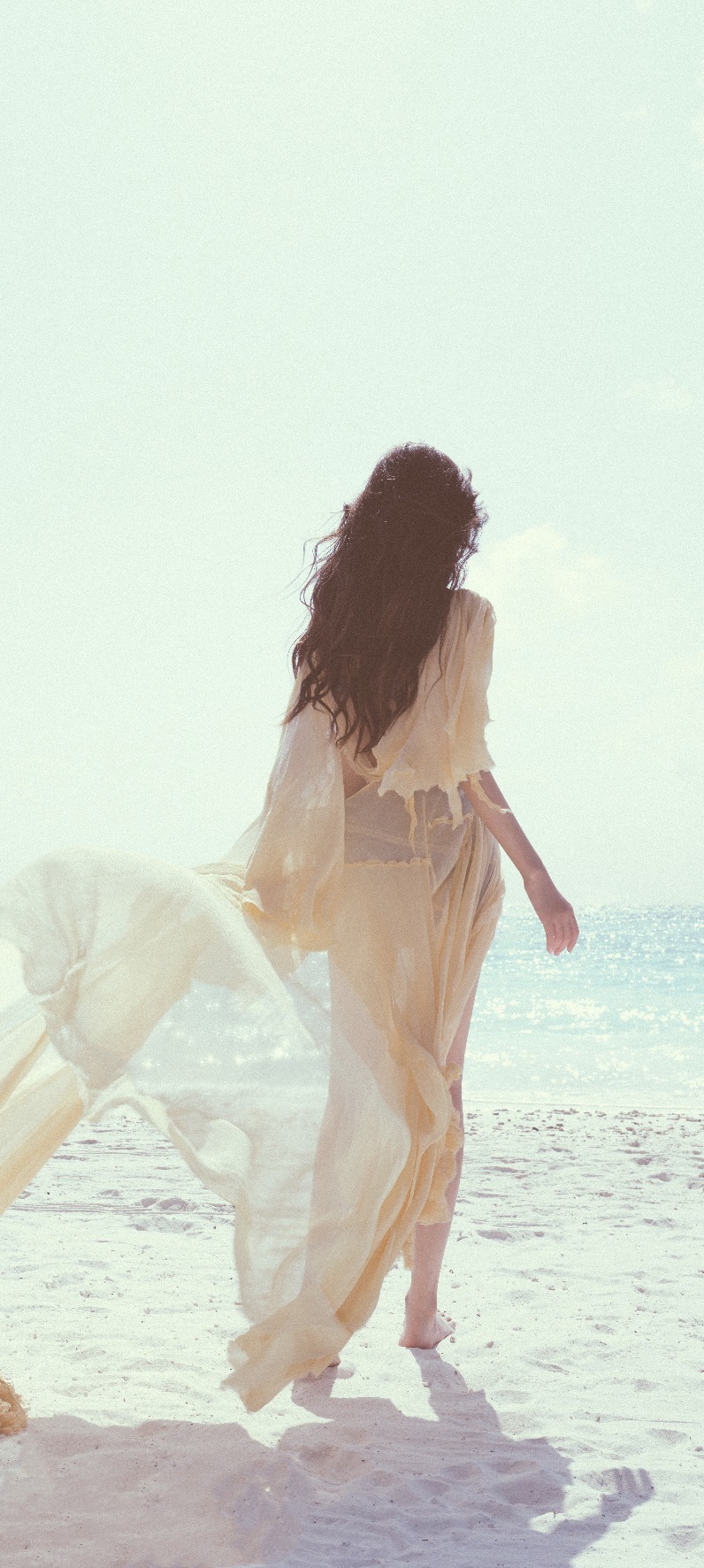 孙怡《WAVES漫潮》，轻纱曼妙，美人鱼上岸啦。孙怡