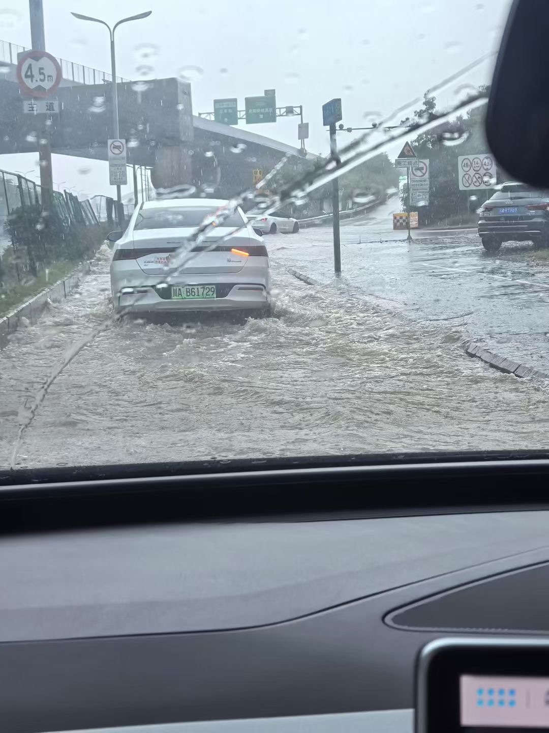 成都暴雨 适合睡觉的天却是在加班[并不简单] ​​​