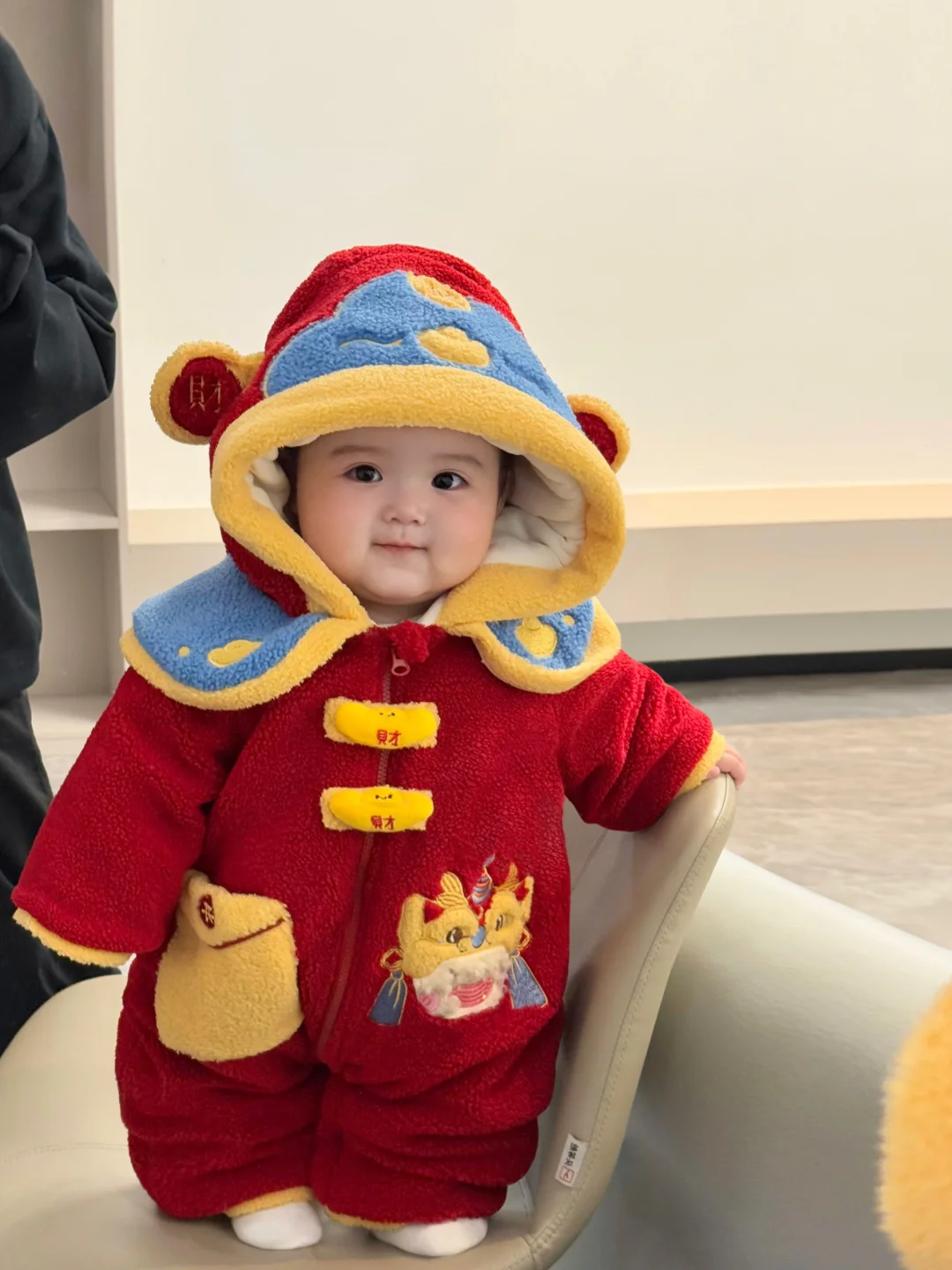 好喜欢我的胖宝宝，真像一个小手办呀～