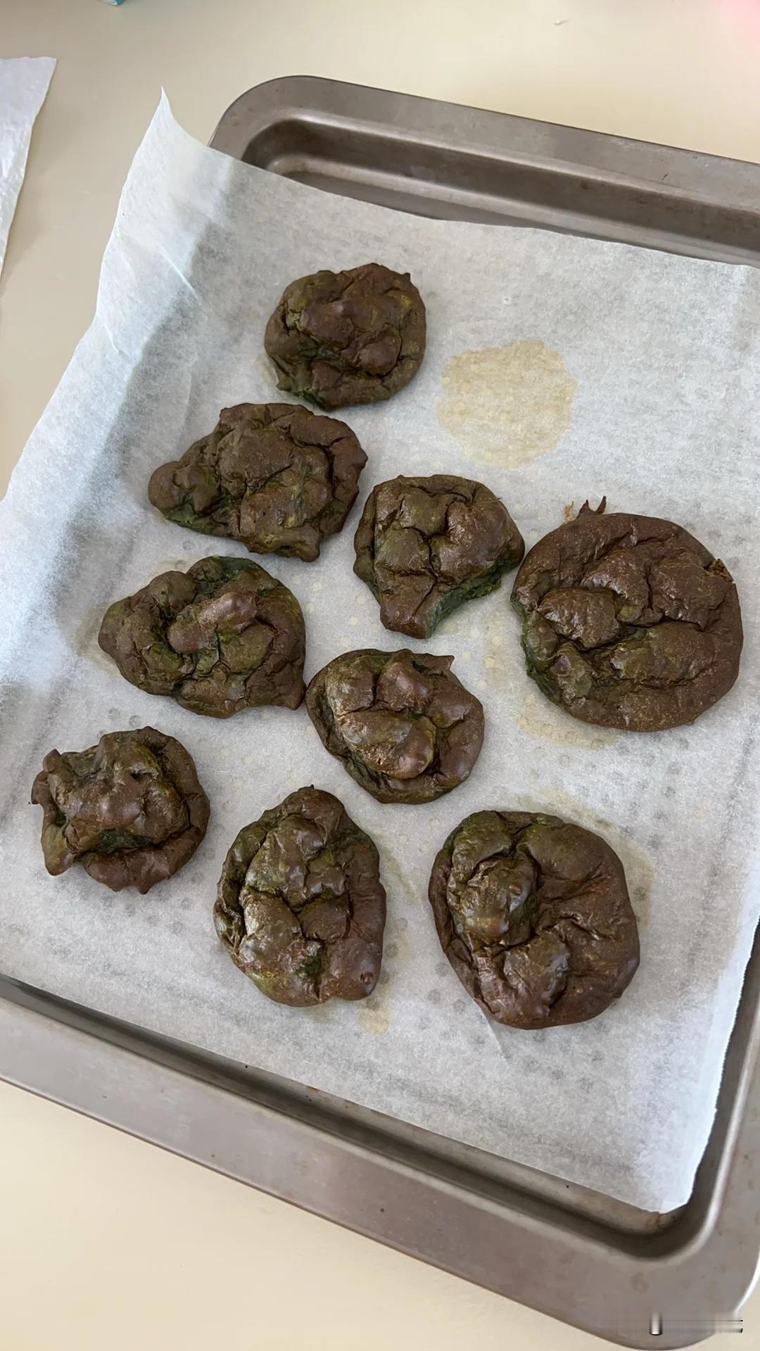 小姨子最近突发心思要学烘焙，天天忙得不可开交。
只是成果却让我顿感无语，给你们看