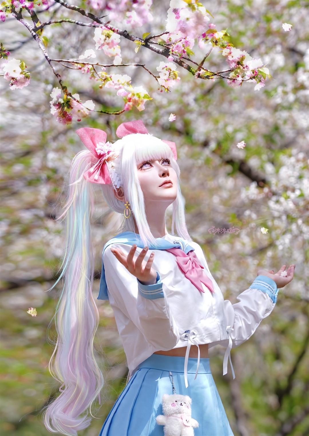 樱花飘落的速度 是秒速五厘米。