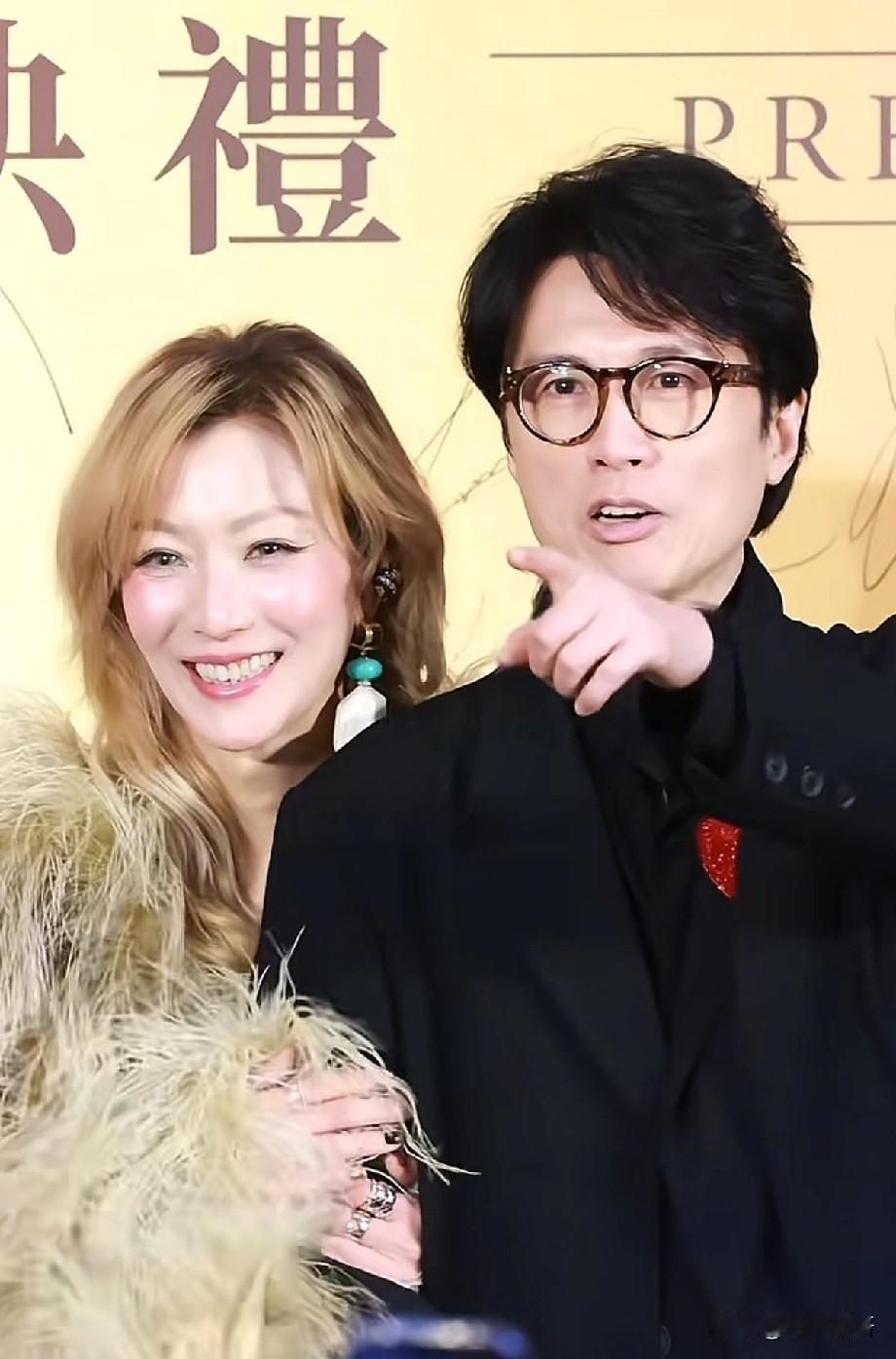 子华神和郑秀文同框太棒了[比心]不知道为什么，觉得他们俩很有夫妻相呀！

黄子华