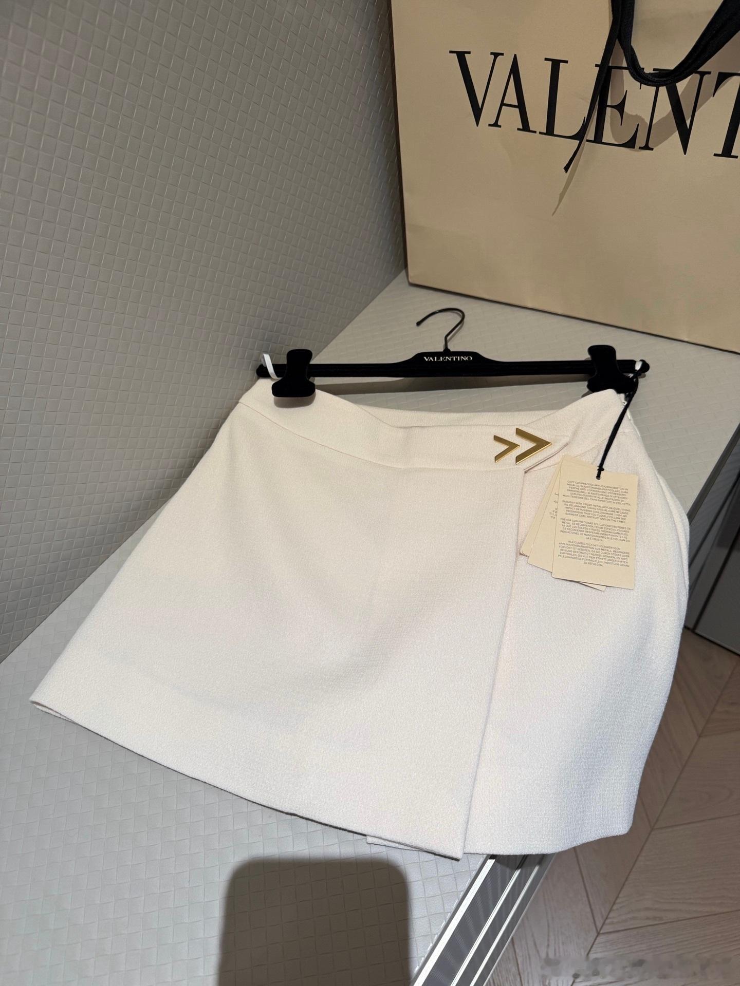Valentino米白金扣裙裤，高腰A字版型，竖纹抗皱面料，柔软挺括，垂坠感满分