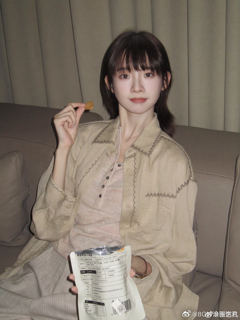 175的张艺凡被铁板弹回来了张艺凡卯足了劲踢到了铁板 球没踢着，节目效果拉满了，