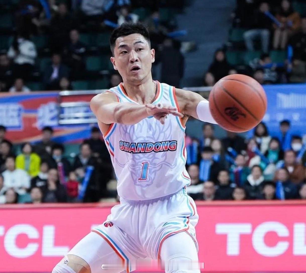 山东高速男篮向后卫高诗岩开出2年D类顶薪合同，他上赛季在季后赛首轮中G1被雪藏，