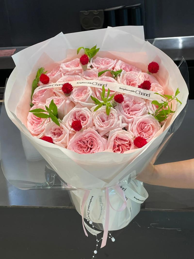 女孩50元买玫瑰父亲大闹花店：别用“爱女”名义，绑架商家的体面

刷到女孩50元