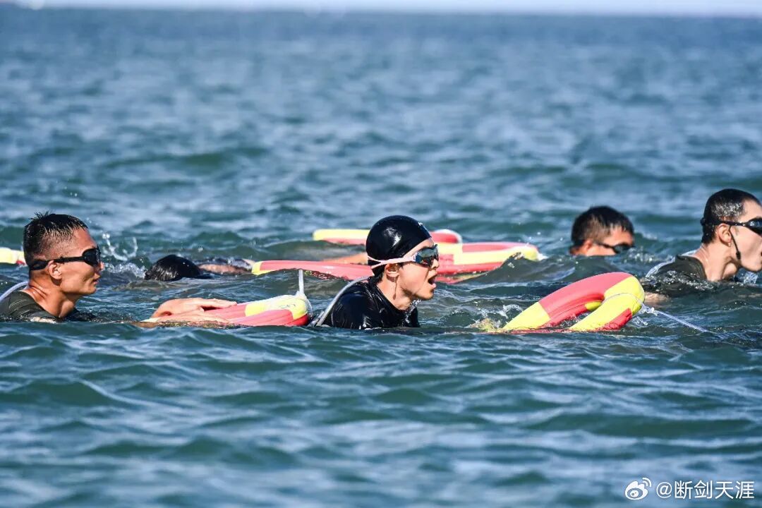 前线熄灯号[超话]军营晚点名人民前线 浪涌滩头砺血性向海为战淬精兵晚安[心] ​