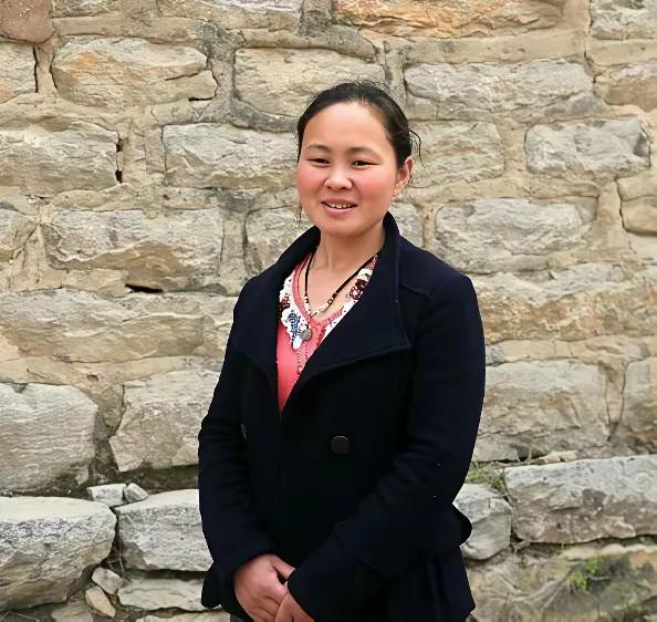 1994年，18岁女孩被人贩子卖给了放羊的人，新婚夜，女孩害怕的蜷缩在角落。不料