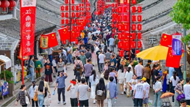 国庆第一天，年轻人开始“反向旅游”：集体涌进小县城