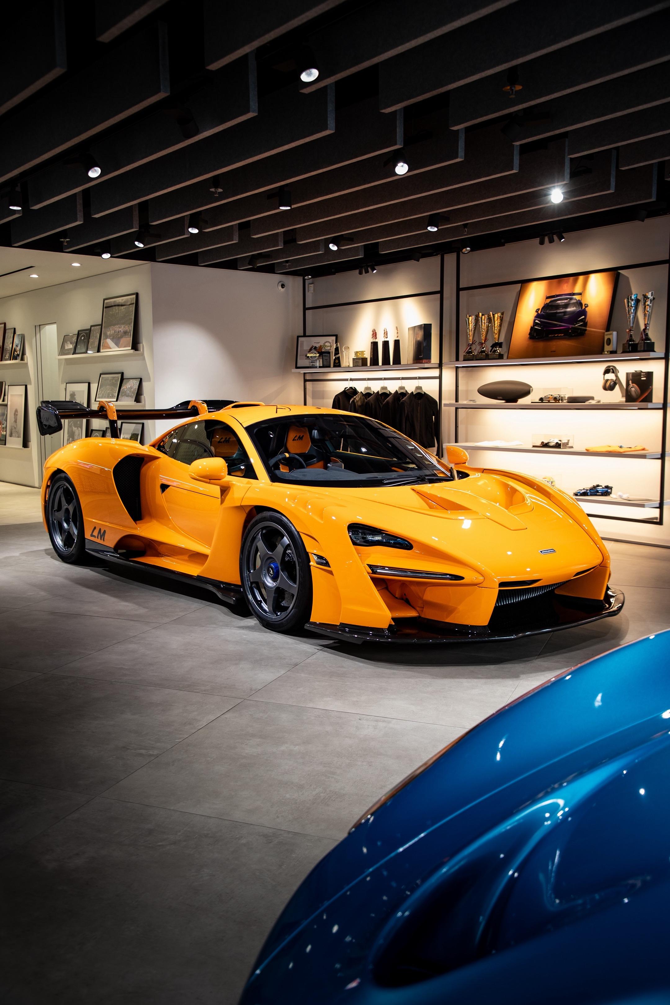 难得一见的塞纳勒芒版。2025年澳门大赛车期间在香港迈凯伦展厅展出