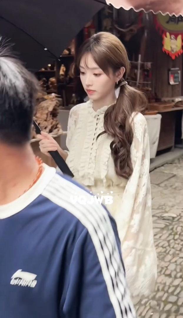 田曦薇别蹲下拍田曦薇也太温柔了吧！面对不合理的跟拍方式，只是轻声提醒别蹲下拍，嗓