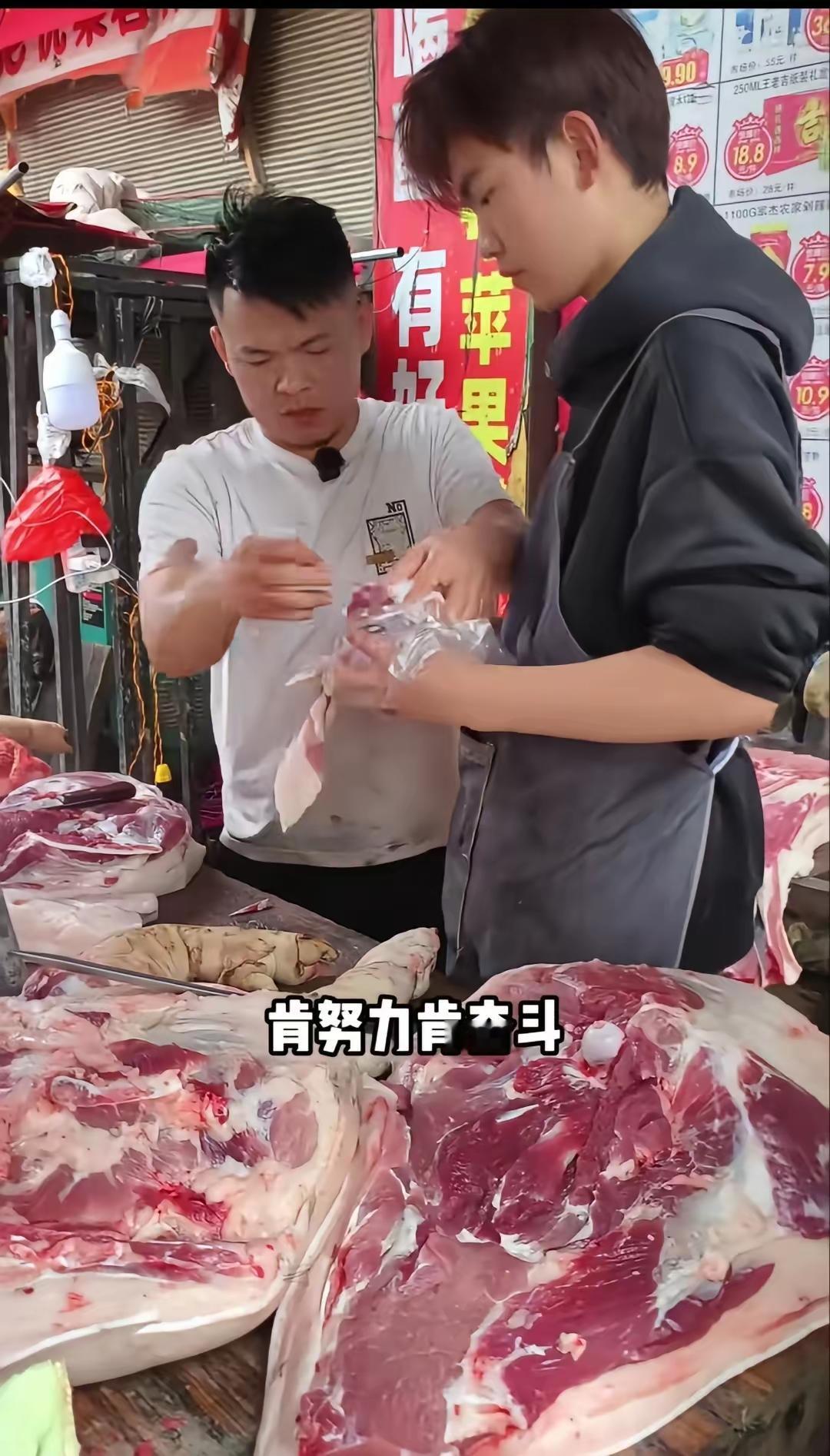17 岁当爹，如今儿子也 17 岁！拒读高中改卖猪肉，父子档火爆街头：读书不是唯