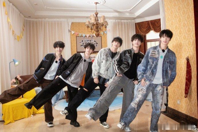 #登陆少年歪瑞古德开心一刻# 登陆少年们带来的开心一刻，实在歪瑞古德！那俏皮的模