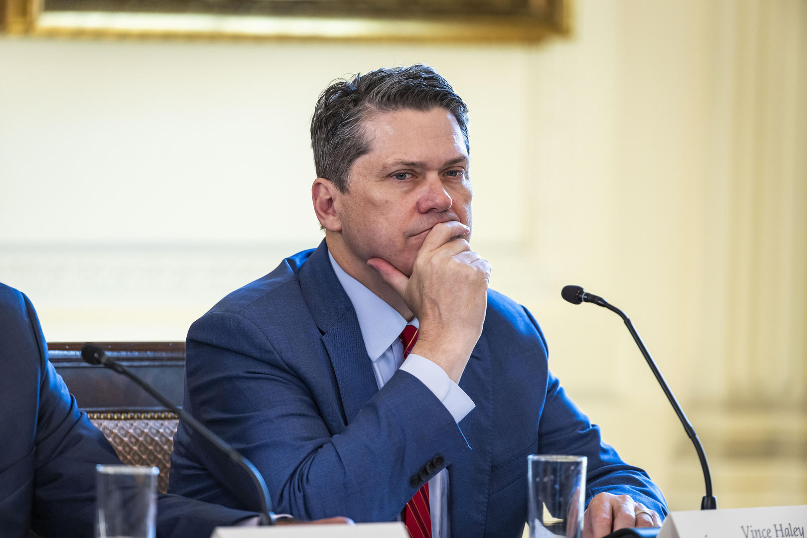 【#特朗普国情咨文撰稿人是谁#？一人常坐特朗普私人飞机，一人“80后”能用总统语