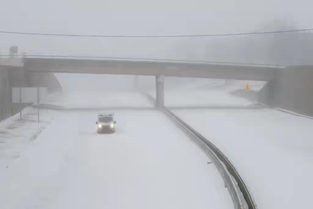 特大冬季风暴“围堵”美国：超市抢空，超亿人受灾