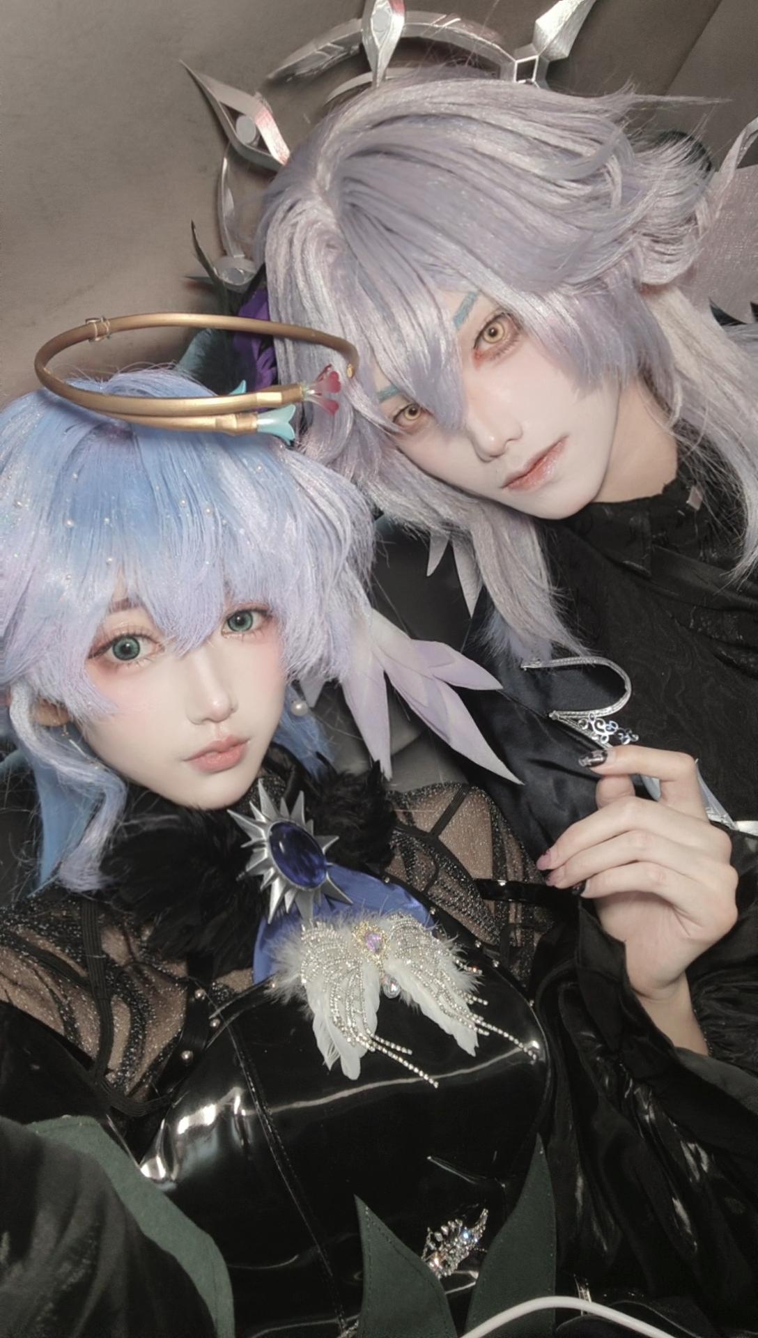 把翅膀借给彼此。