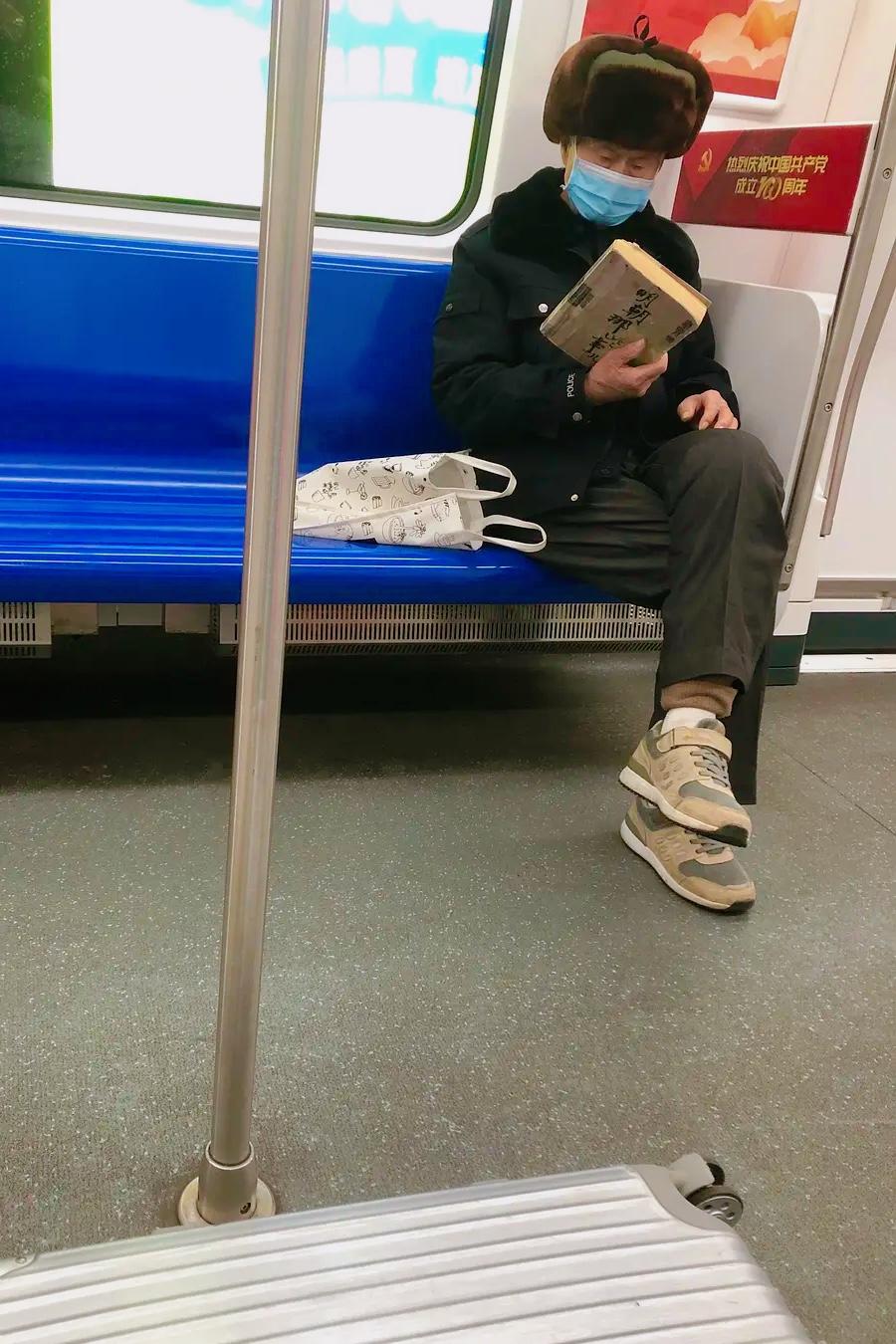 假如你从今天开始早睡，开始自律：

1、早睡早起不熬夜
睡觉时间22:00，起床