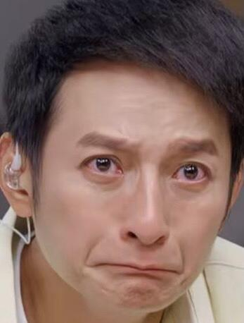 这人谁啊，一个大男的不是崩溃就是大哭天天上热搜，不知道的还以为没饭吃，得了吧李维