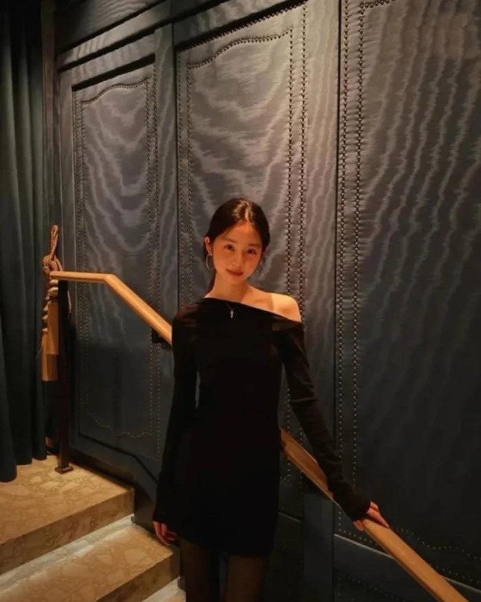 黄磊女儿黄多多在纽约晒美照，和朋友聚餐。20岁的她，穿着一件黑色单肩短裙，脚踩长