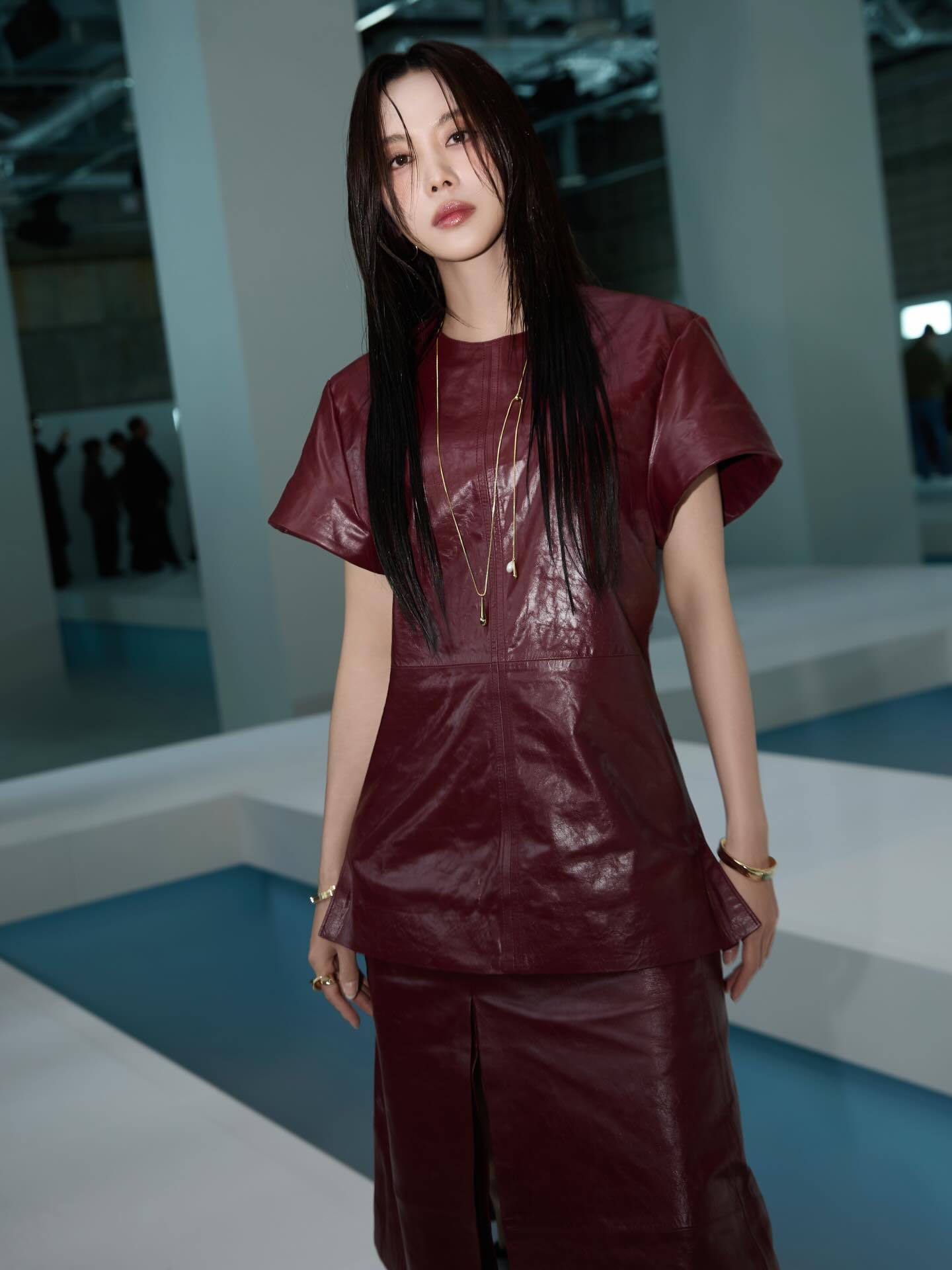 王霏霏看秀官方镜头王霏霏秀场生图这个王霏霏咋能飒成这样呢！黑长直红色皮衣look