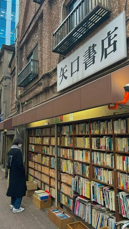 AI的语料战争：买下并销毁一切
日本全国各地的旧书店，突然迎来了神秘的大宗采购，