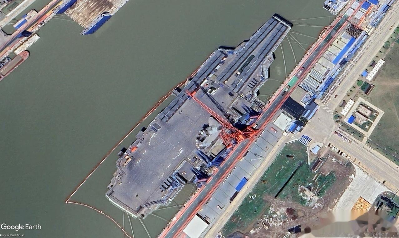 “谷歌地球”更新了5月28日的003航母“福建舰”的卫星图像，可以看到虽然此时“