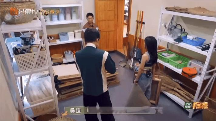 ​#王安宇脱衣服好A# 王安宇老头背心A感十足！爱看爱看啊！看起来就是男大啊！#
