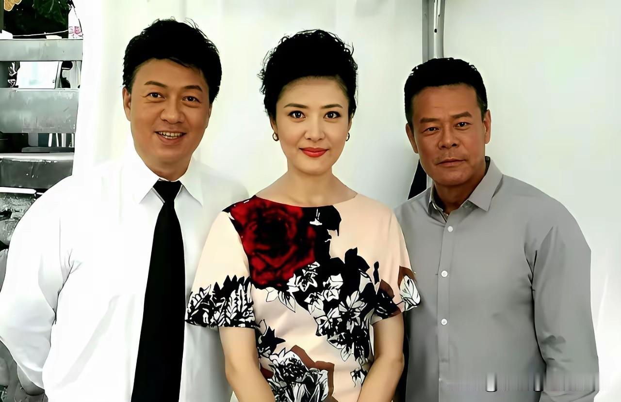 三位来自不同领域名人的珍贵合影，能全部认出来，说明你平时影视剧看得不少。
气质出
