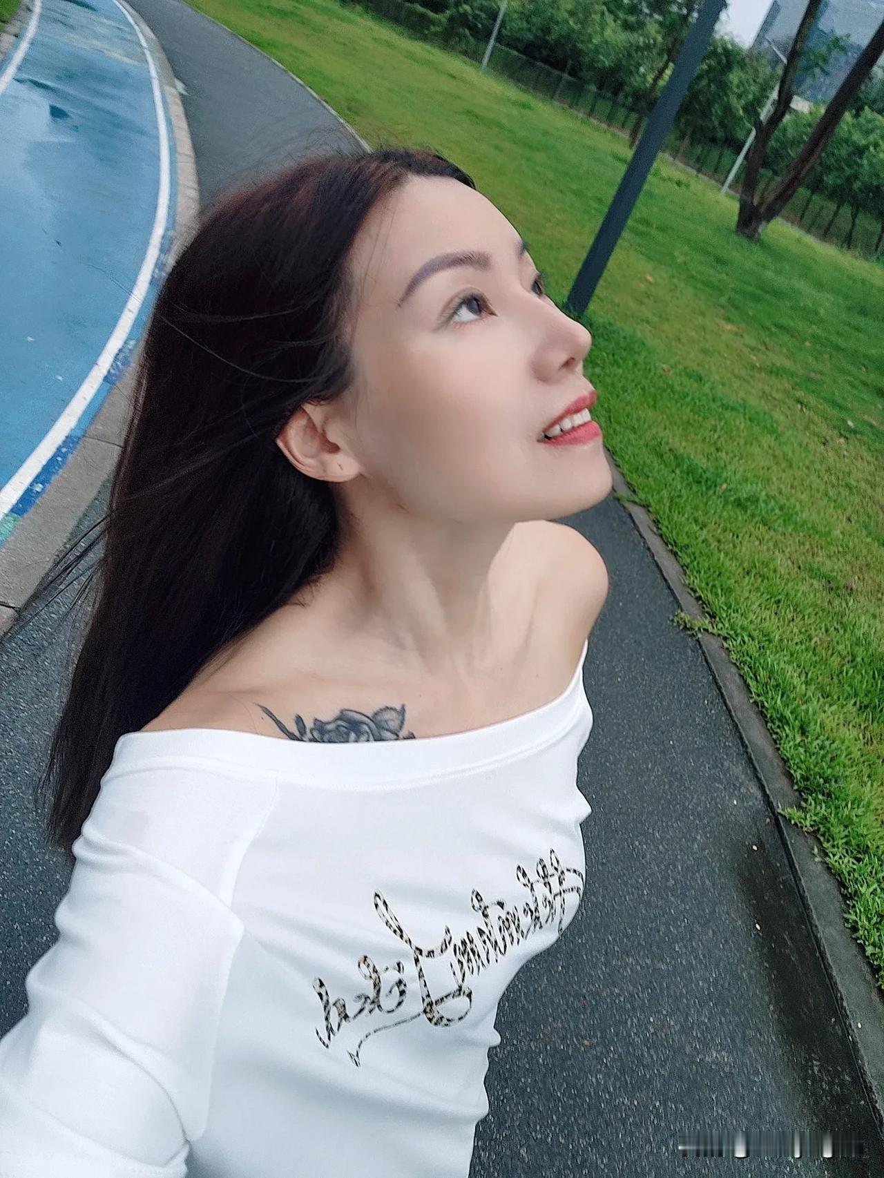 九月你好吖！爱拍照爱生活 随性氛围感穿搭 日常穿搭分享
