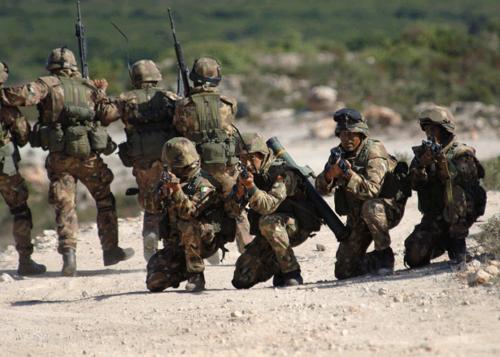多国兵力赴亚太，名单上全是强敌，解放军枪打出头鸟，两国被狙击。
 
2017年，