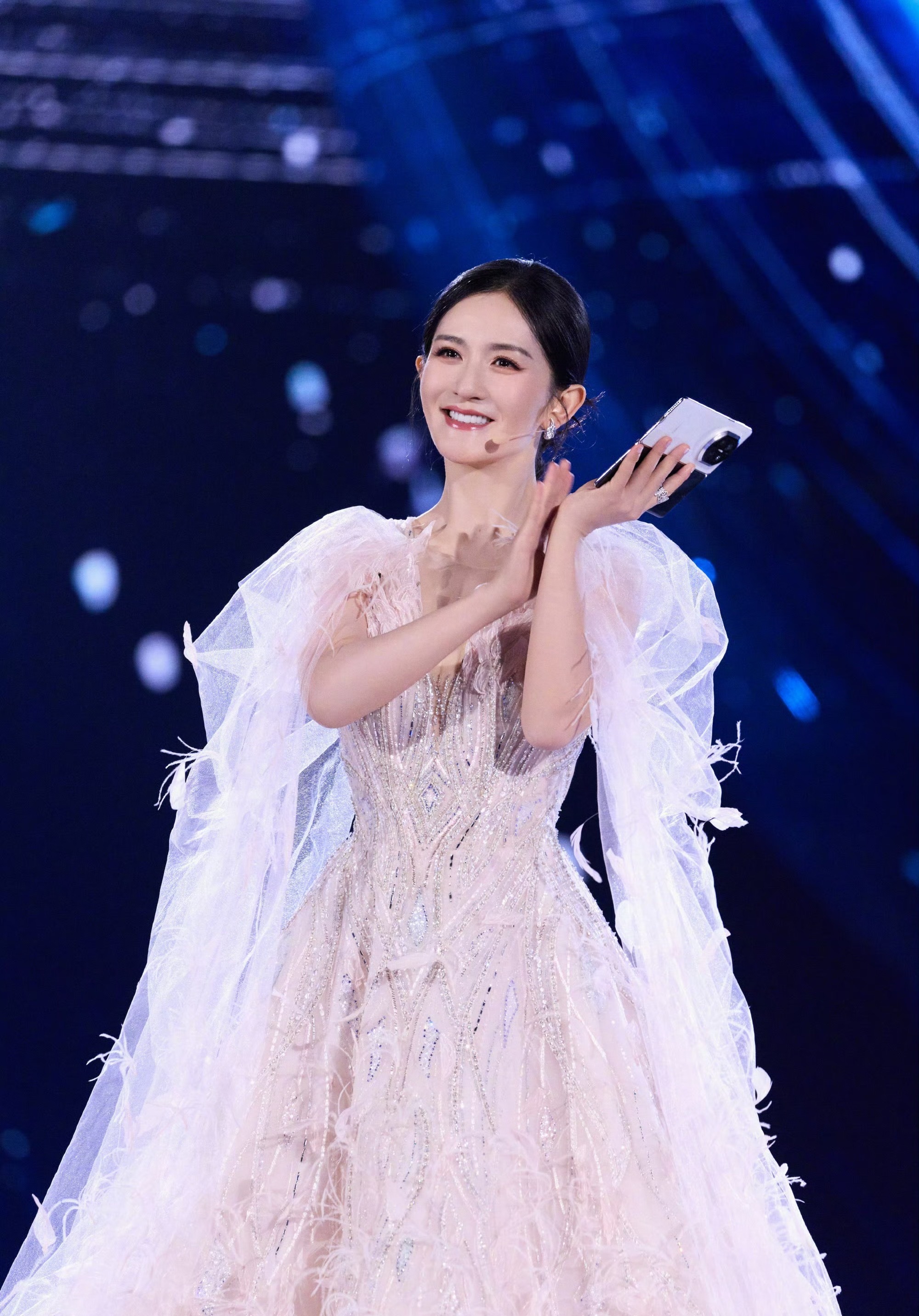 谢娜主持谢娜今年已经第六次亮相央视级盛典，从综艺“太阳女神”到国家级晚会主持，娜