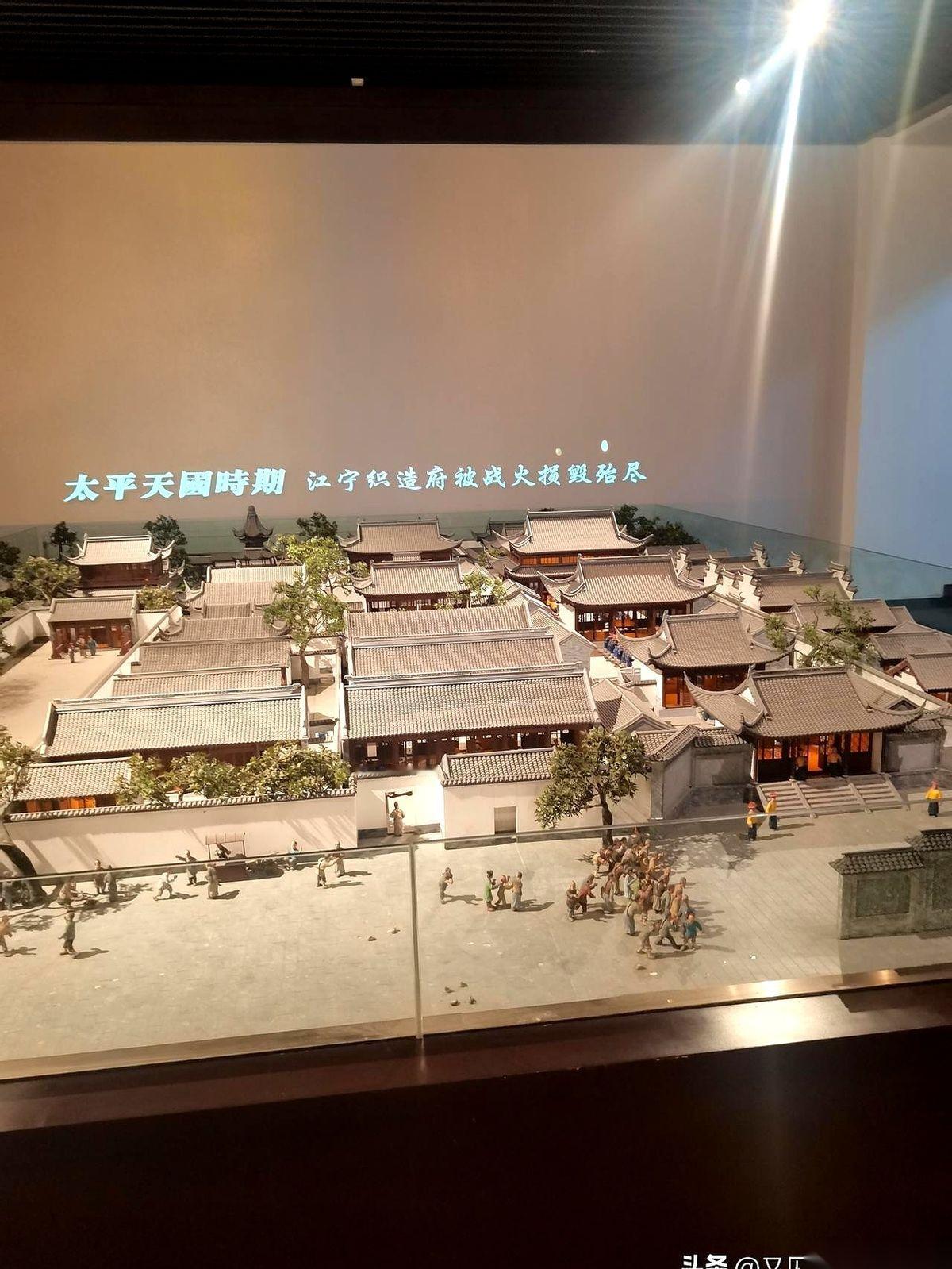 手机叮咚一声。
养老金到账了。
每个月最踏实的声音，没有之一。
本来得24号呢，