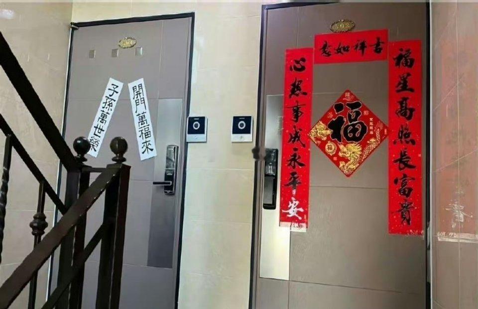 网友分享经历：邻居是韩国籍家庭，他们贴的白对联让我感到有些不适和别扭。请问有什么