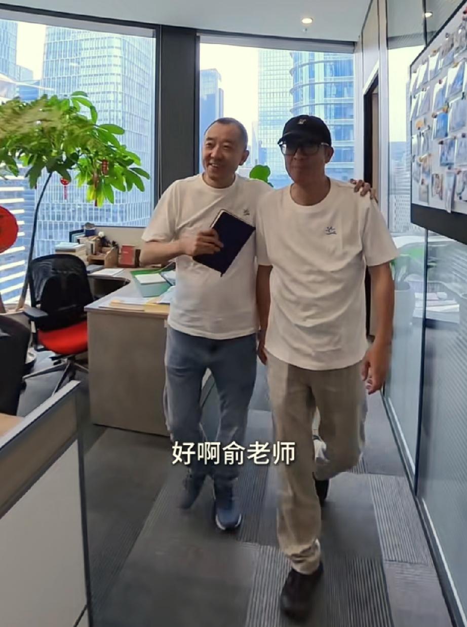 两位老师合体了！
这是不是就是对那些好事者以有力的回击。
俞老师和陈老师两人说话