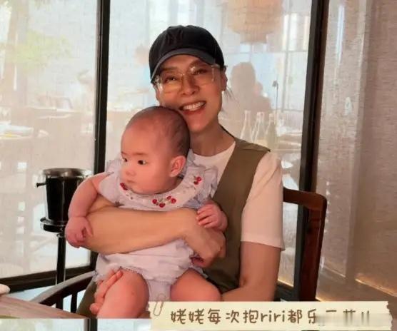 61岁李萍亲自下厨招待回北京过节的女儿女婿，她自己卤牛肉鸡蛋做了满满一大桌子菜。