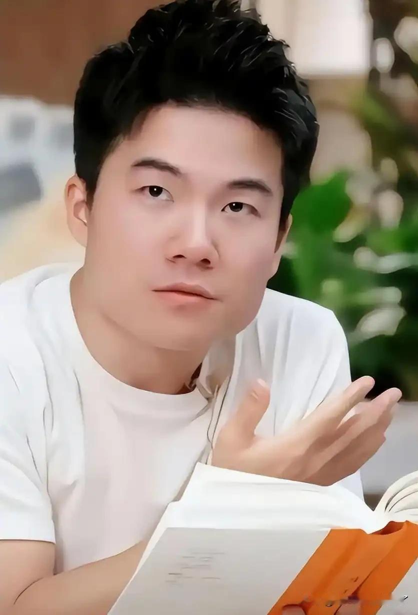 有文化、有脑子、喜欢董宇辉三者难以共存，最多存其二。
董宇辉带货有书卷气，却屡现