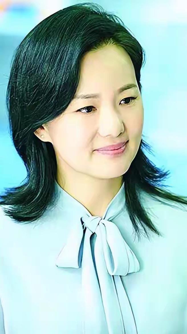 咏梅，原名森吉德玛，内蒙古呼和浩特人，毕业于对外经济贸易大学。她早年并非科班出身