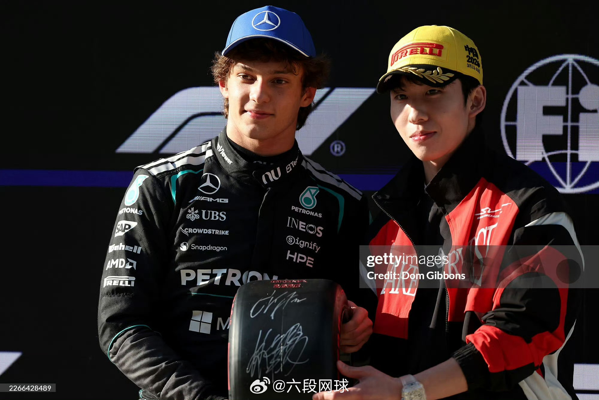 林孝埈为安东内利颁小轮胎中国短道速滑运动员林孝埈为车手安东内利颁发杆位小轮胎。好