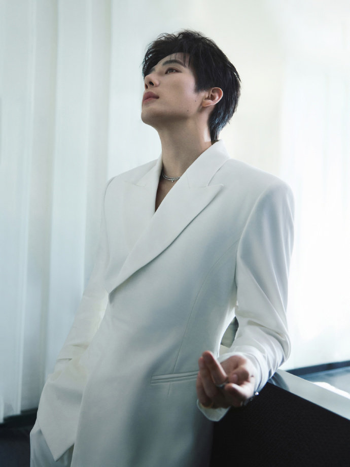 王安宇白马王子王安宇白西装完全王子来的 王安宇白马王子，王安宇白西装完全王子来的