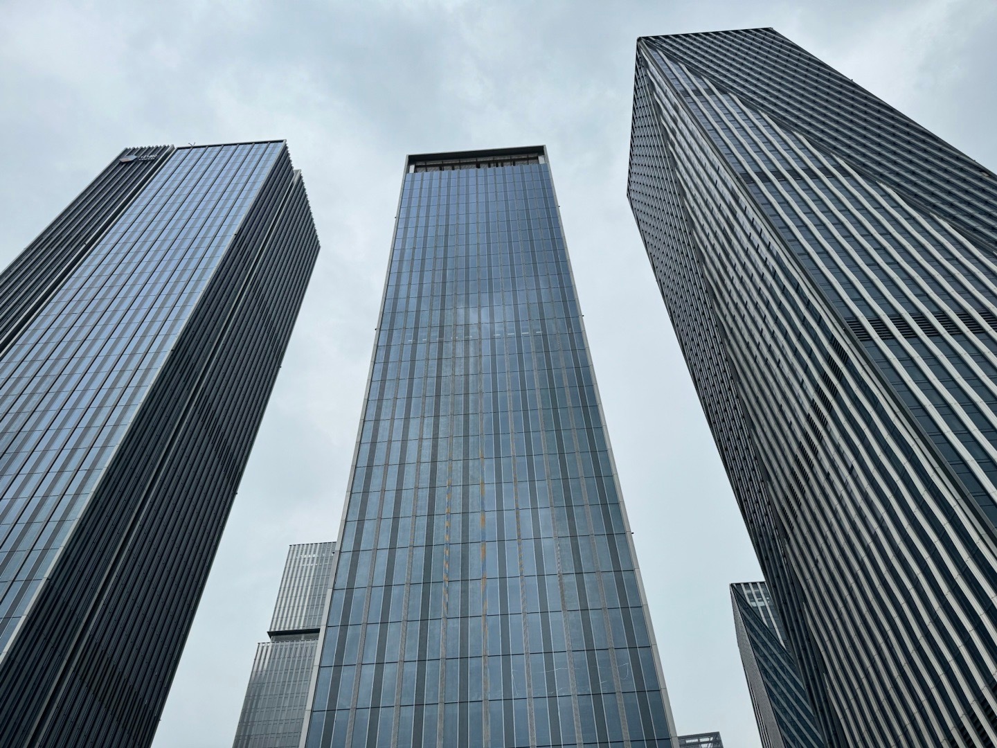 iPhone15ProMax的长焦非常适合拍建筑和风景。因为在户外光线充足，尤其