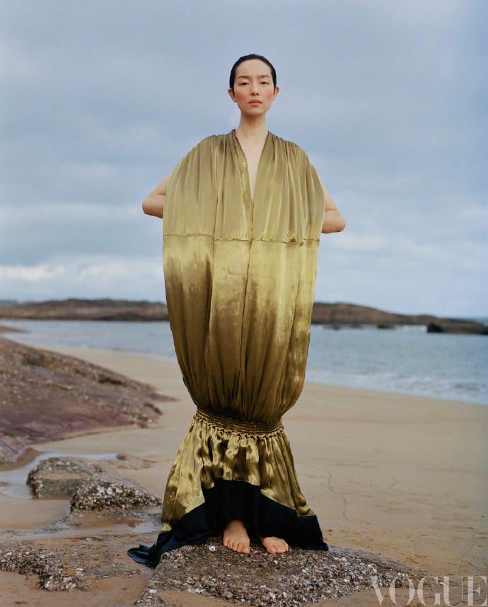 孙菲菲VOGUE海边大片 VOGUE孙菲菲十月刊封面  孙菲菲登上 VOGUE 