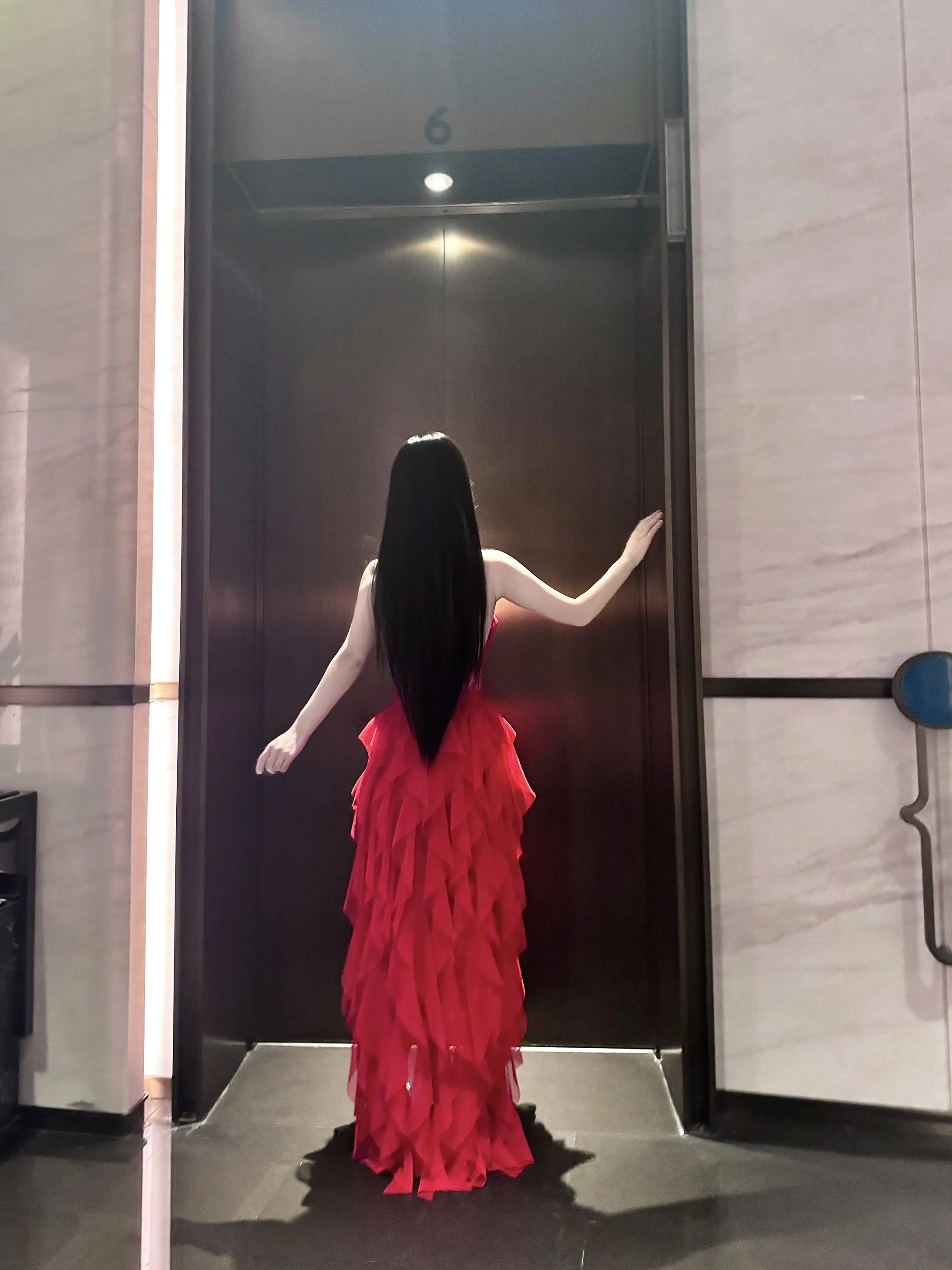 有人敲门我不在乎 因为爱我的人会破窗