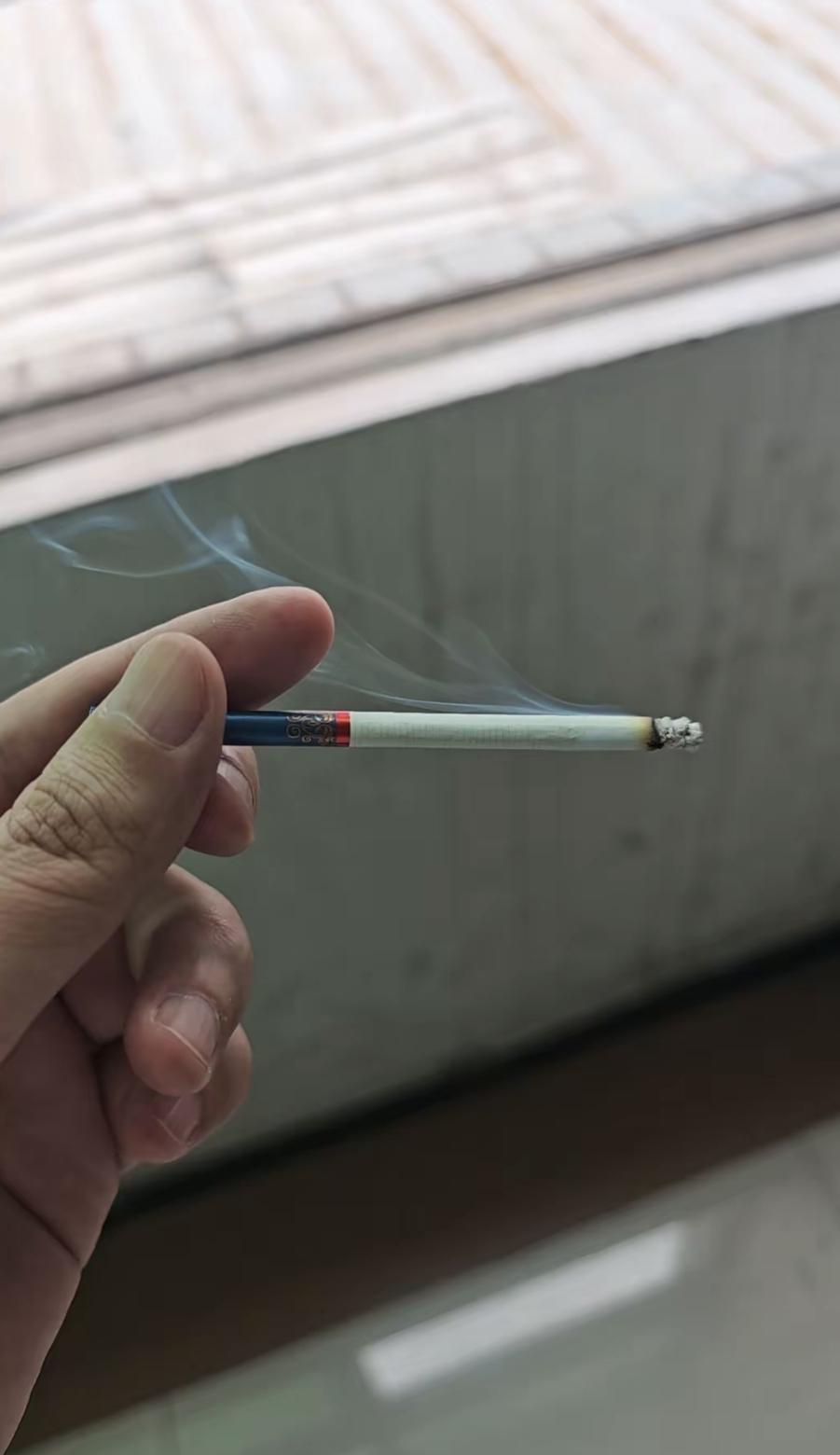 上周跟供应商谈完货期，转身去隔壁咖啡店改合同，对方发微信问“晚上一起吃饭？聊聊近