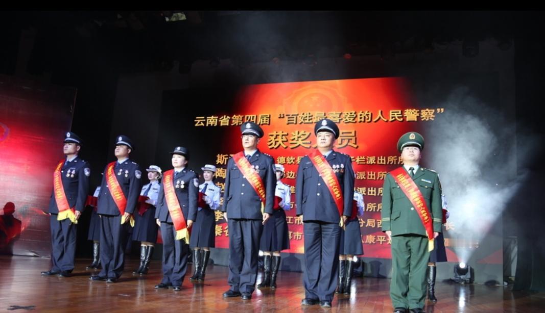 边疆十余年守望！民警秦谷丰，用微光点亮240名大山学子求学路
 
秦谷丰，男，汉