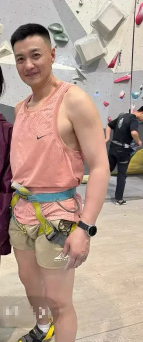 44岁周一围攀岩被偶遇，这形象与荧幕上反差好大。当日，周一围穿着一件粉色运动背心